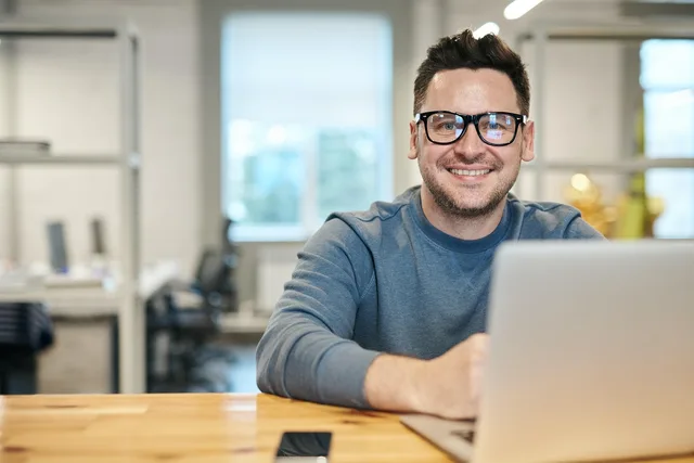 man, laptop, desk, remote work, seo, digital marketing, marketing, online marketing, social media marketing, digital marketing, digital marketing, digital marketing, digital marketing, digital marketing, marketing, marketing. Abonnementsmodel for SMV'er: økonomiske og administrative krav