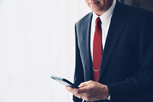 forretning, business mand, smartphone, manager, udøvende. Indkøbsrutiner og leverandøraftaler: hvad bør en SMV kontrollere?