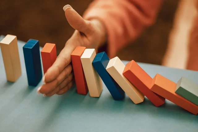 balance, domino, business, risk, strategy, concept, game, block, finance, chain, action, hand, problem, stop, dominos, reaction, crash, dominoes, wooden, play, collapse, toy, stability, domino, domino, domino, domino, risk, risk, risk, risk, risk, stop, stop, dominos, reaction, stability. Vækststrategi for SMV'er: finansiering, skalering og risici